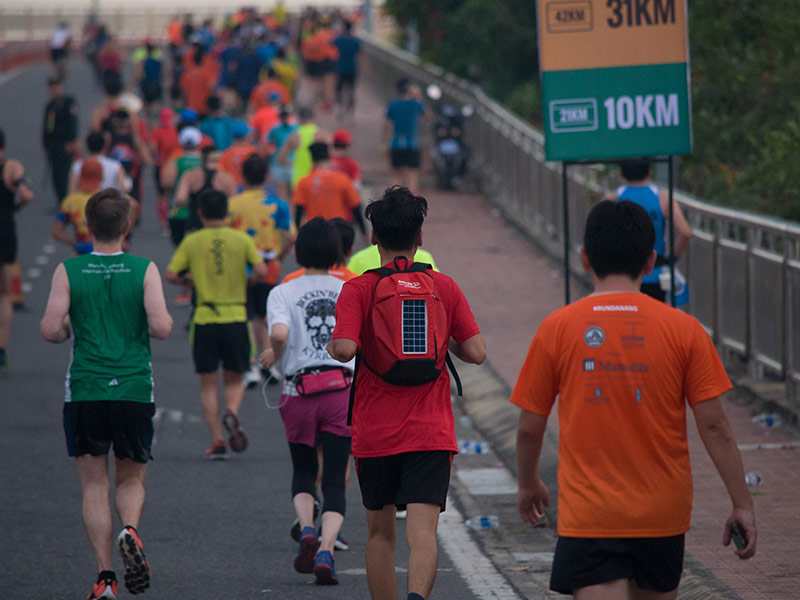 Balo pin năng lượng mặt trời là người bạn của các “Solar Runners” trong suốt chuyến hành trình