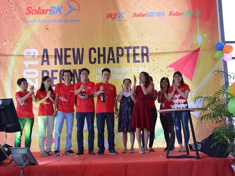 (Các thành viên SolarBK cùng khui champagne chúc mừng năm mới)