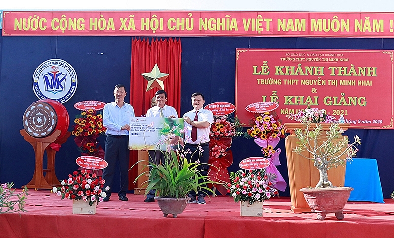 Đại diện lãnh đạo PC Khánh Hòa (bên trái) cùng đại diện lãnh đạo SolarBK (phải) trao tặng Hệ thống điện mặt trời nối lưới BigK (10,23 kWp) cho thầy hiệu trưởng Trường THPT Nguyễn Thị Minh Khai - Vạn Ninh